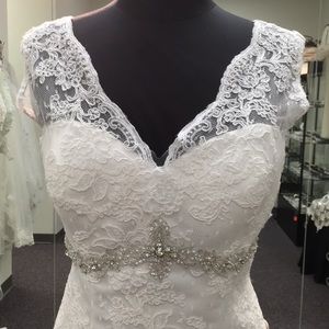 Private Label lace v-neck sheath gown Ivory Size16